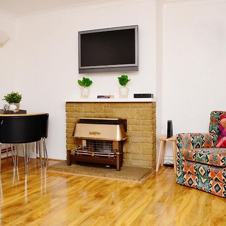 33Sm Dreams Unlimited Serviced Accommodation- Staines - Heathrow 斯坦维尔 外观 照片