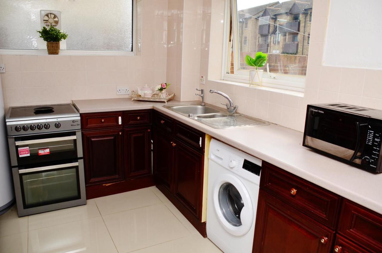 33Sm Dreams Unlimited Serviced Accommodation- Staines - Heathrow 斯坦维尔 外观 照片