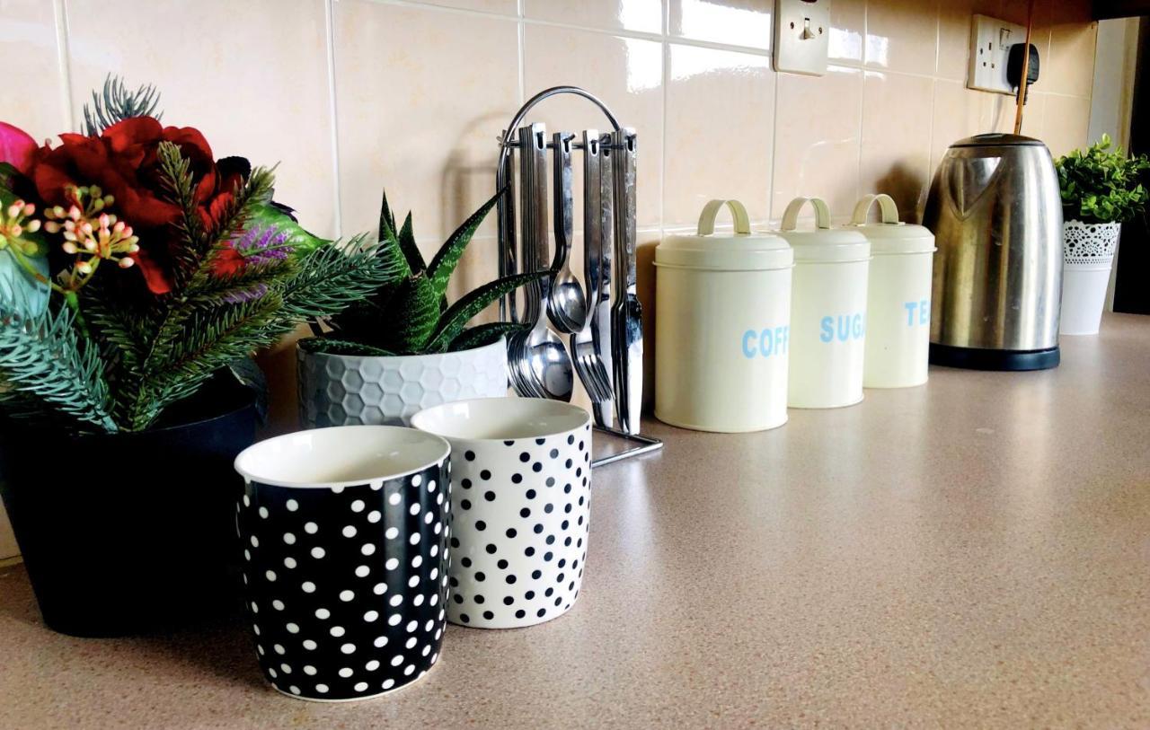 33Sm Dreams Unlimited Serviced Accommodation- Staines - Heathrow 斯坦维尔 外观 照片