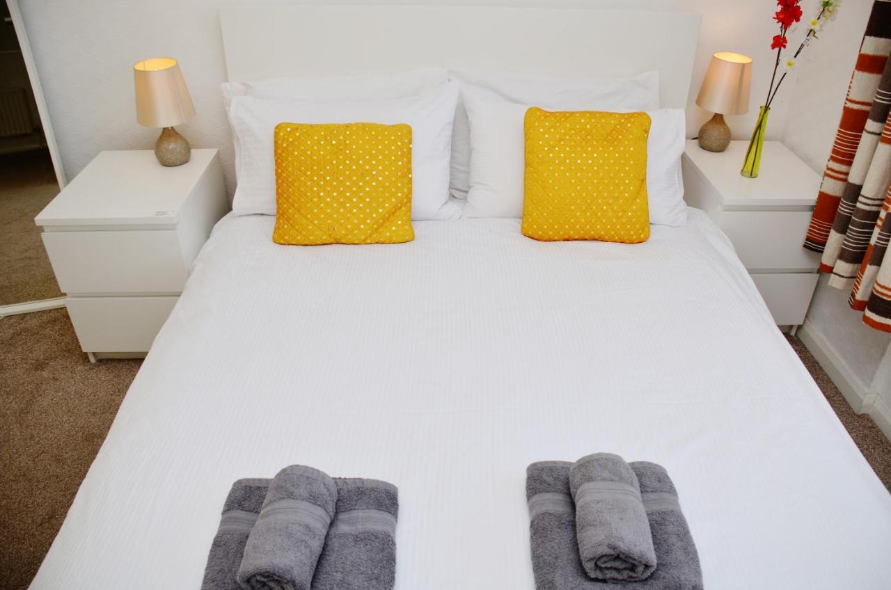 33Sm Dreams Unlimited Serviced Accommodation- Staines - Heathrow 斯坦维尔 外观 照片