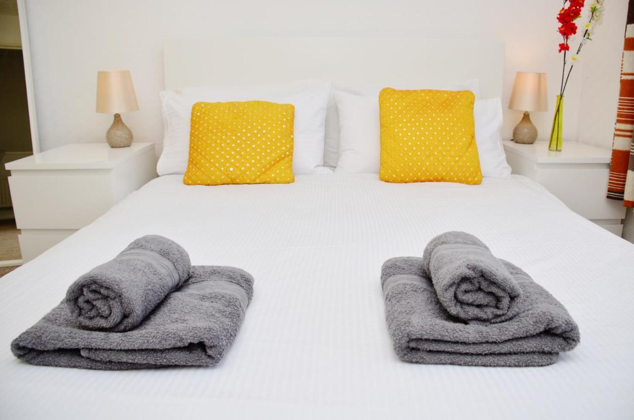 33Sm Dreams Unlimited Serviced Accommodation- Staines - Heathrow 斯坦维尔 外观 照片