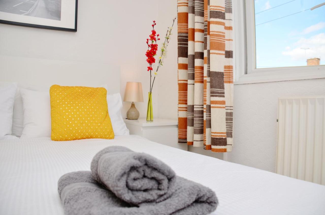 33Sm Dreams Unlimited Serviced Accommodation- Staines - Heathrow 斯坦维尔 外观 照片