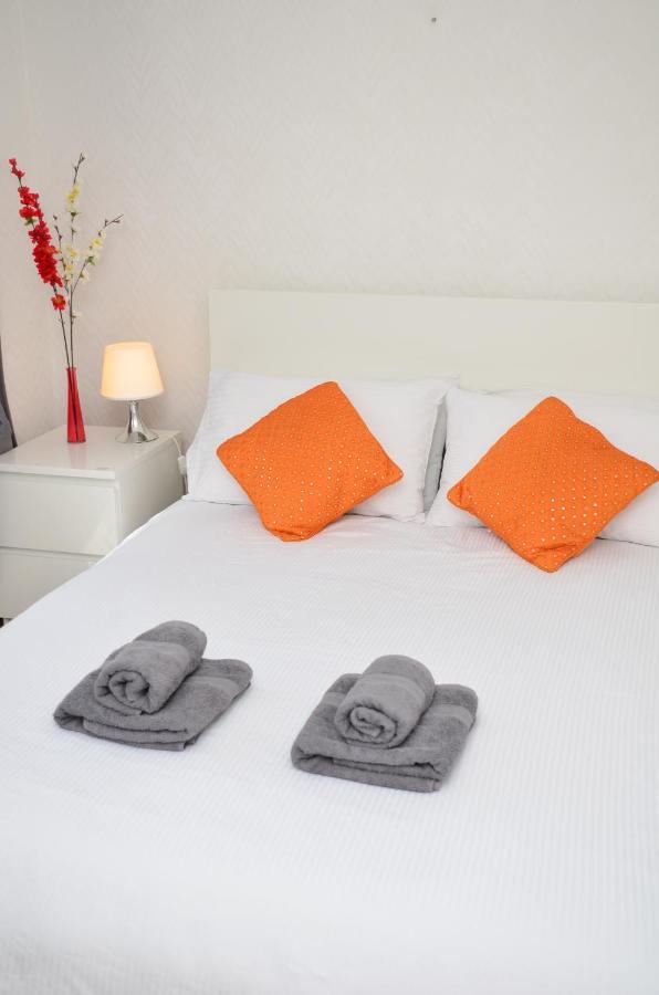 33Sm Dreams Unlimited Serviced Accommodation- Staines - Heathrow 斯坦维尔 外观 照片