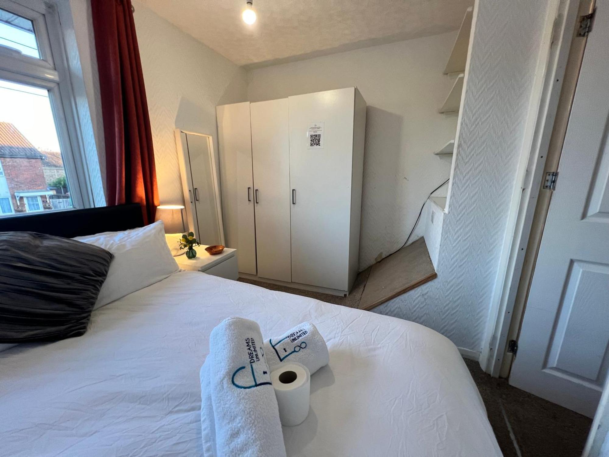 33Sm Dreams Unlimited Serviced Accommodation- Staines - Heathrow 斯坦维尔 外观 照片