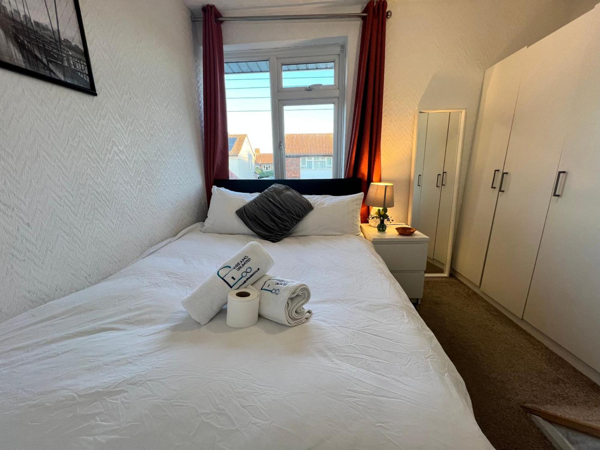 33Sm Dreams Unlimited Serviced Accommodation- Staines - Heathrow 斯坦维尔 外观 照片