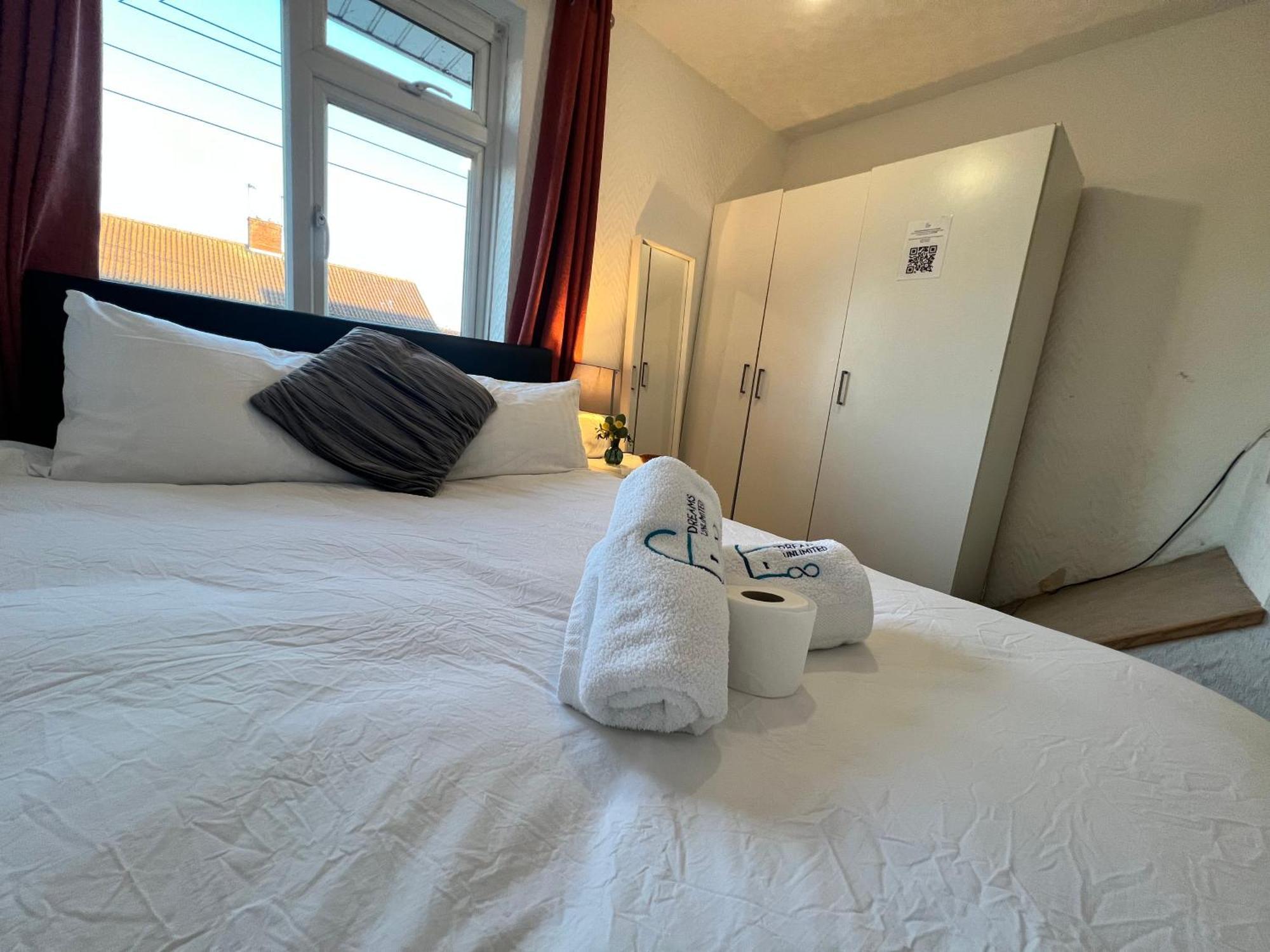33Sm Dreams Unlimited Serviced Accommodation- Staines - Heathrow 斯坦维尔 外观 照片