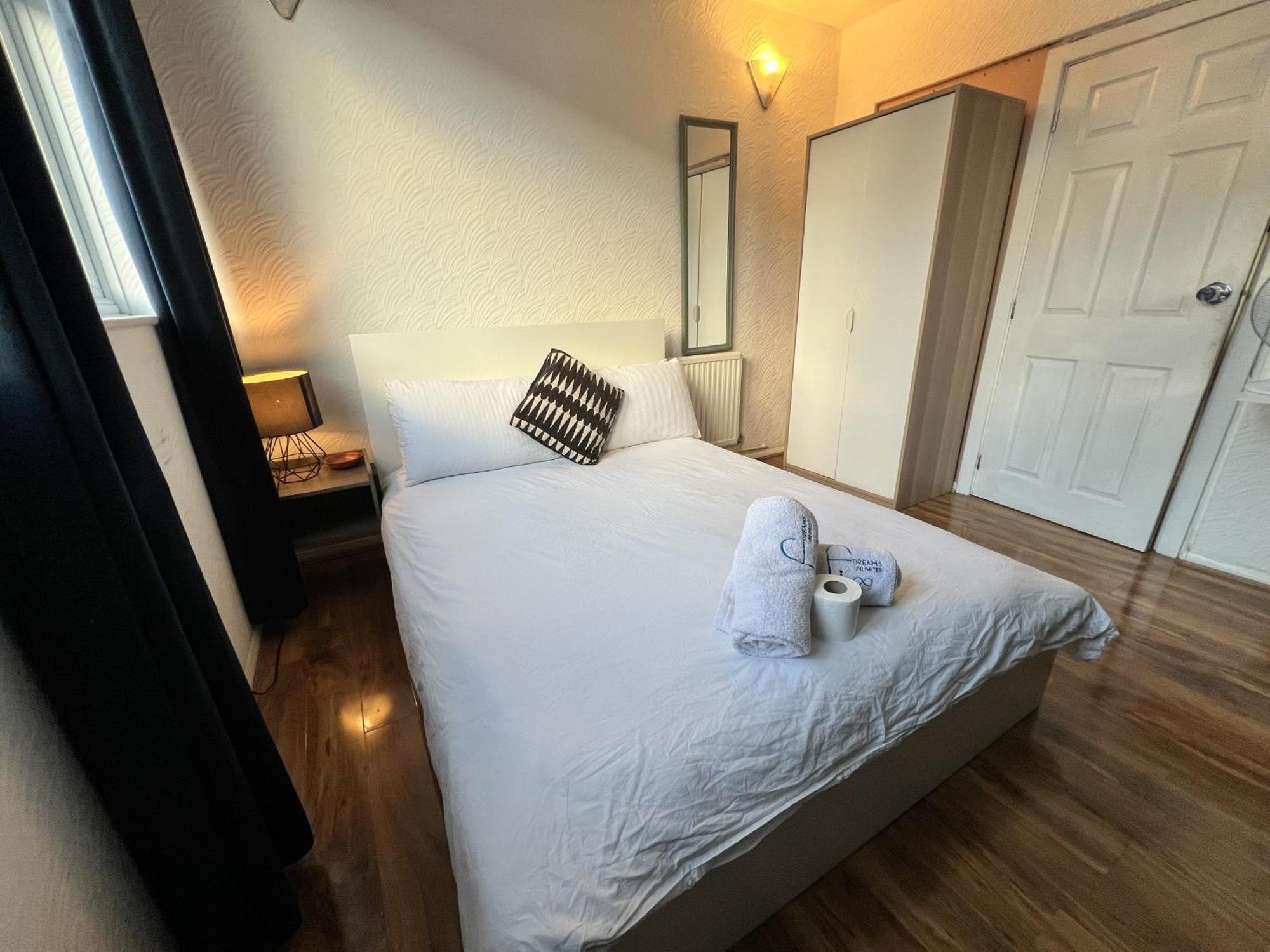 33Sm Dreams Unlimited Serviced Accommodation- Staines - Heathrow 斯坦维尔 外观 照片