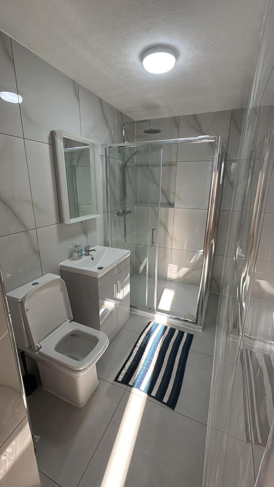 33Sm Dreams Unlimited Serviced Accommodation- Staines - Heathrow 斯坦维尔 外观 照片